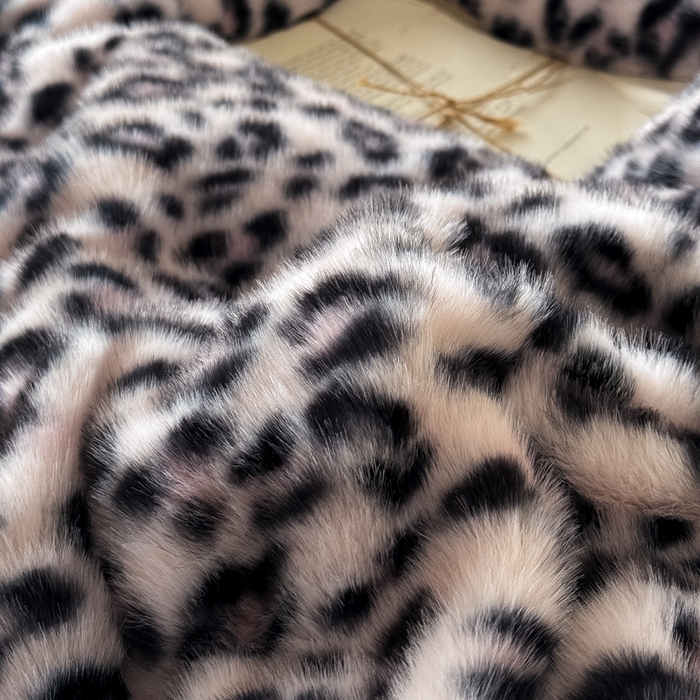 91家纺网 家纺一手货源 找家纺 九花鹿 2025新款丹麦皮草绒水貂绒四件套 豹纹-粉