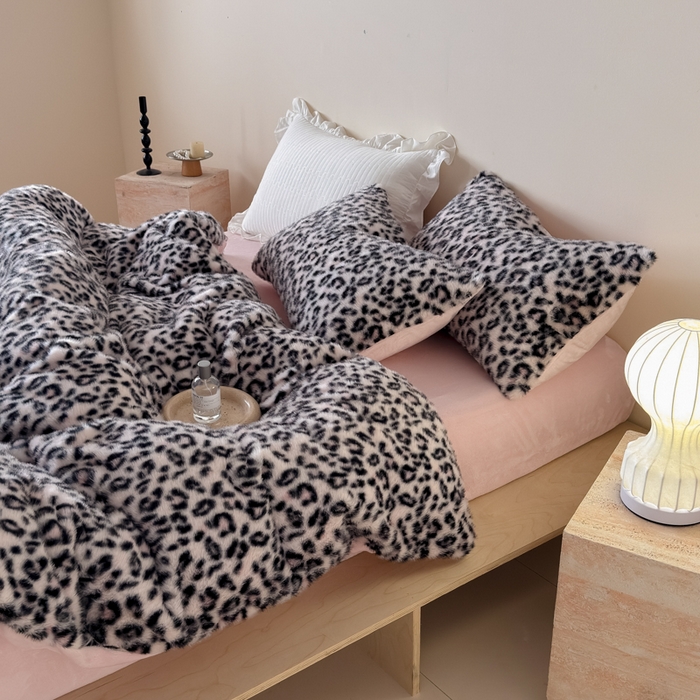 91家纺网 家纺一手货源 找家纺 九花鹿 2025新款丹麦皮草绒水貂绒四件套 豹纹-粉