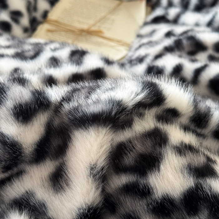91家纺网 家纺一手货源 找家纺 九花鹿 2025新款丹麦皮草绒水貂绒四件套 豹纹-灰