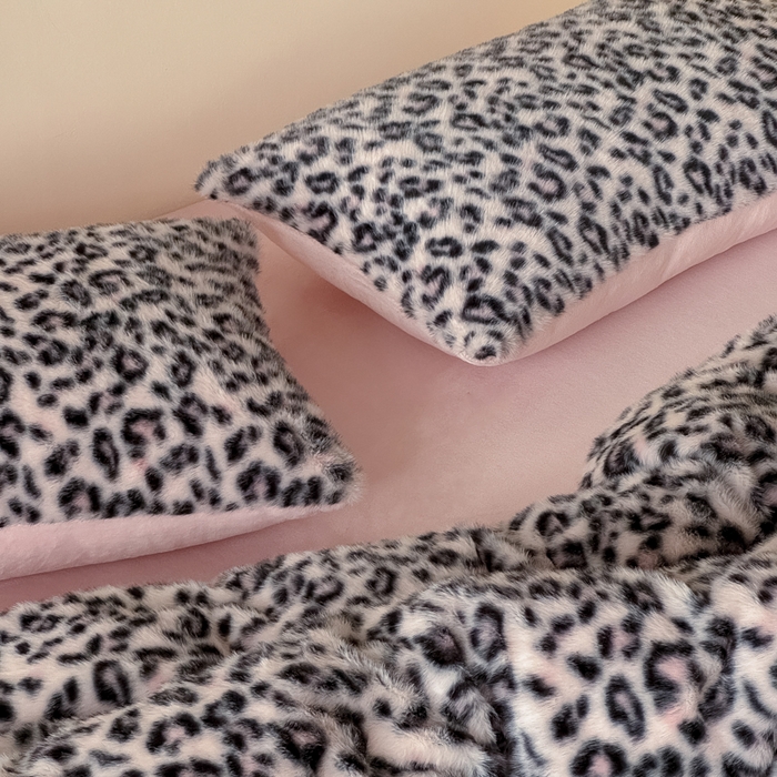 91家纺网 家纺一手货源 找家纺 九花鹿 2025新款丹麦皮草绒水貂绒四件套 豹纹-粉