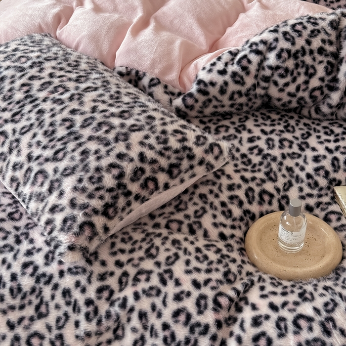 91家纺网 家纺一手货源 找家纺 九花鹿 2025新款丹麦皮草绒水貂绒四件套 豹纹-粉