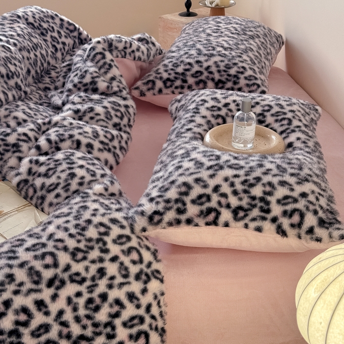 91家纺网 家纺一手货源 找家纺 九花鹿 2025新款丹麦皮草绒水貂绒四件套 豹纹-粉