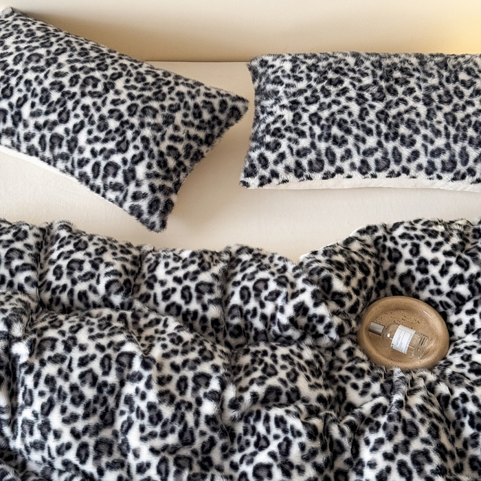 91家纺网 家纺一手货源 找家纺 九花鹿 2025新款丹麦皮草绒水貂绒四件套 豹纹-灰