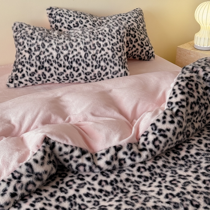 91家纺网 家纺一手货源 找家纺 九花鹿 2025新款丹麦皮草绒水貂绒四件套 豹纹-粉