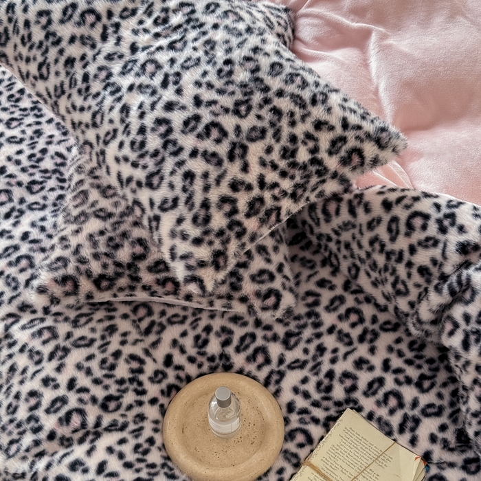 91家纺网 家纺一手货源 找家纺 九花鹿 2025新款丹麦皮草绒水貂绒四件套 豹纹-粉