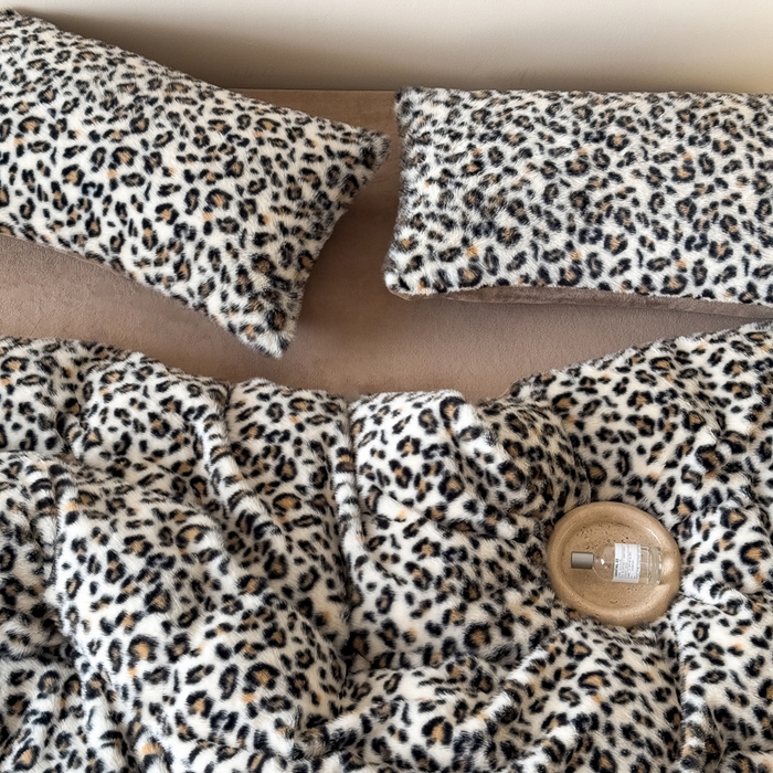 91家纺网 家纺一手货源 找家纺 九花鹿 2025新款丹麦皮草绒水貂绒四件套 豹纹-咖