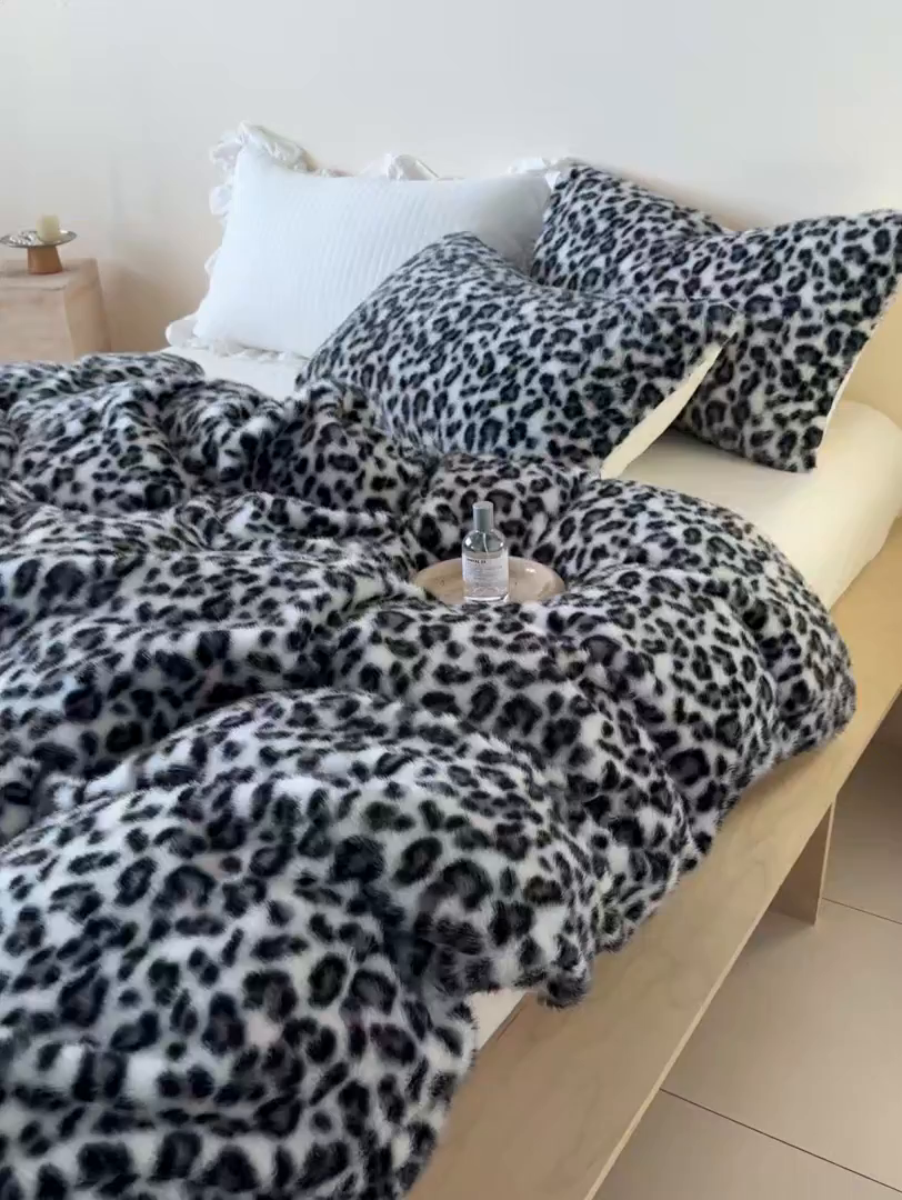 91家纺网 家纺一手货源 找家纺 九花鹿 2025新款丹麦皮草绒水貂绒四件套 豹纹-灰