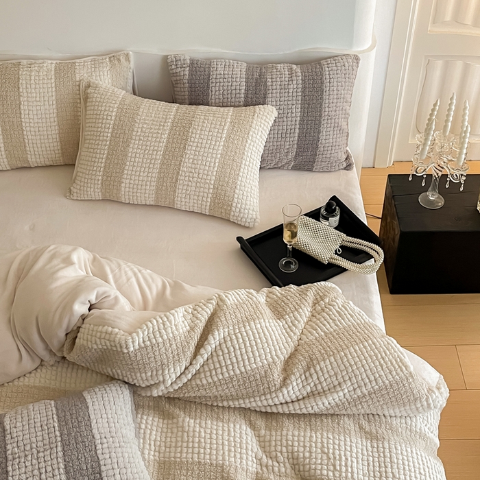 91家纺网 家纺一手货源 找家纺 例外 2025新款兔兔奶盖兔毛皮草牛奶绒四件套 兔兔奶盖-米白杏