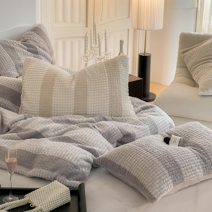 91家纺网 家纺一手货源 找家纺 例外 2025新款兔兔奶盖兔毛皮草牛奶绒四件套 兔兔奶盖-浅灰