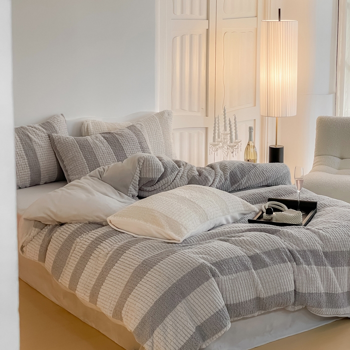 91家纺网 家纺一手货源 找家纺 例外 2025新款兔兔奶盖兔毛皮草牛奶绒四件套 兔兔奶盖-浅灰