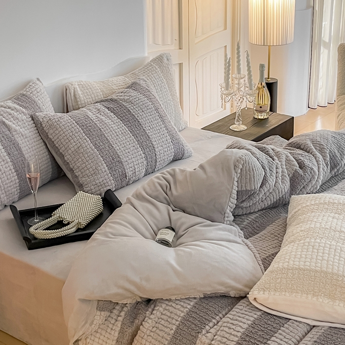 91家纺网 家纺一手货源 找家纺 例外 2025新款兔兔奶盖兔毛皮草牛奶绒四件套 兔兔奶盖-浅灰