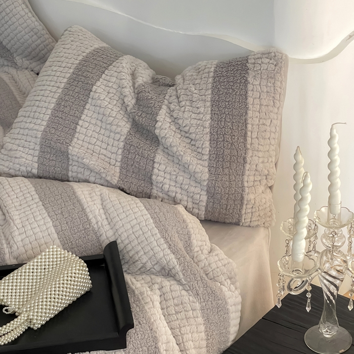 91家纺网 家纺一手货源 找家纺 例外 2025新款兔兔奶盖兔毛皮草牛奶绒四件套 兔兔奶盖-浅灰