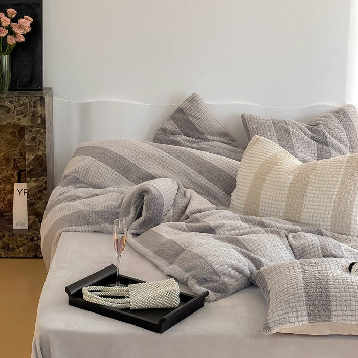 91家纺网 家纺一手货源 找家纺 例外 2025新款兔兔奶盖兔毛皮草牛奶绒四件套 兔兔奶盖-浅灰