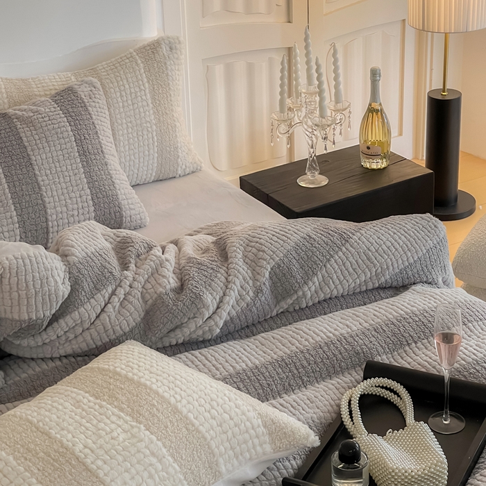 91家纺网 家纺一手货源 找家纺 例外 2025新款兔兔奶盖兔毛皮草牛奶绒四件套 兔兔奶盖-浅灰