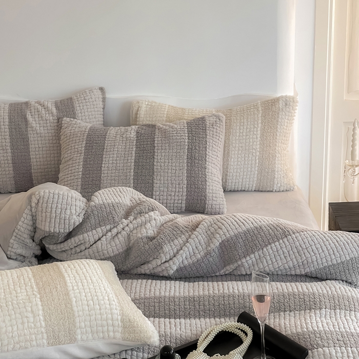 91家纺网 家纺一手货源 找家纺 例外 2025新款兔兔奶盖兔毛皮草牛奶绒四件套 兔兔奶盖-浅灰