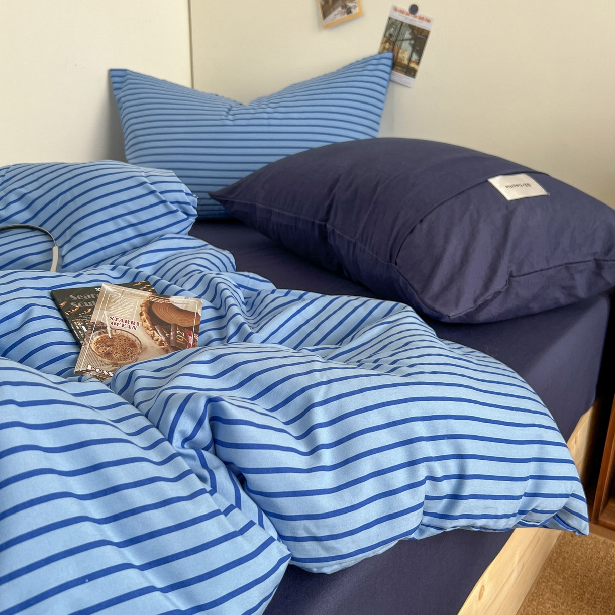 91家纺网 家纺一手货源 找家纺 暖芯优选 2025新款韩式无印风水洗棉拼色学生三件套床单床笠款四件套 条纹海洋蓝+深蓝
