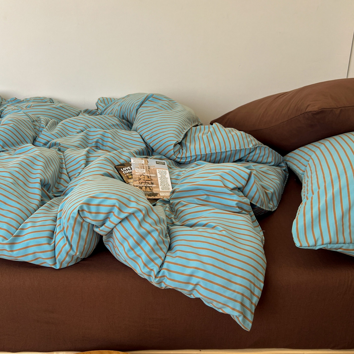 91家纺网 家纺一手货源 找家纺 暖芯优选 2025新款韩式无印风水洗棉拼色学生三件套床单床笠款四件套 条纹水蓝+咖啡