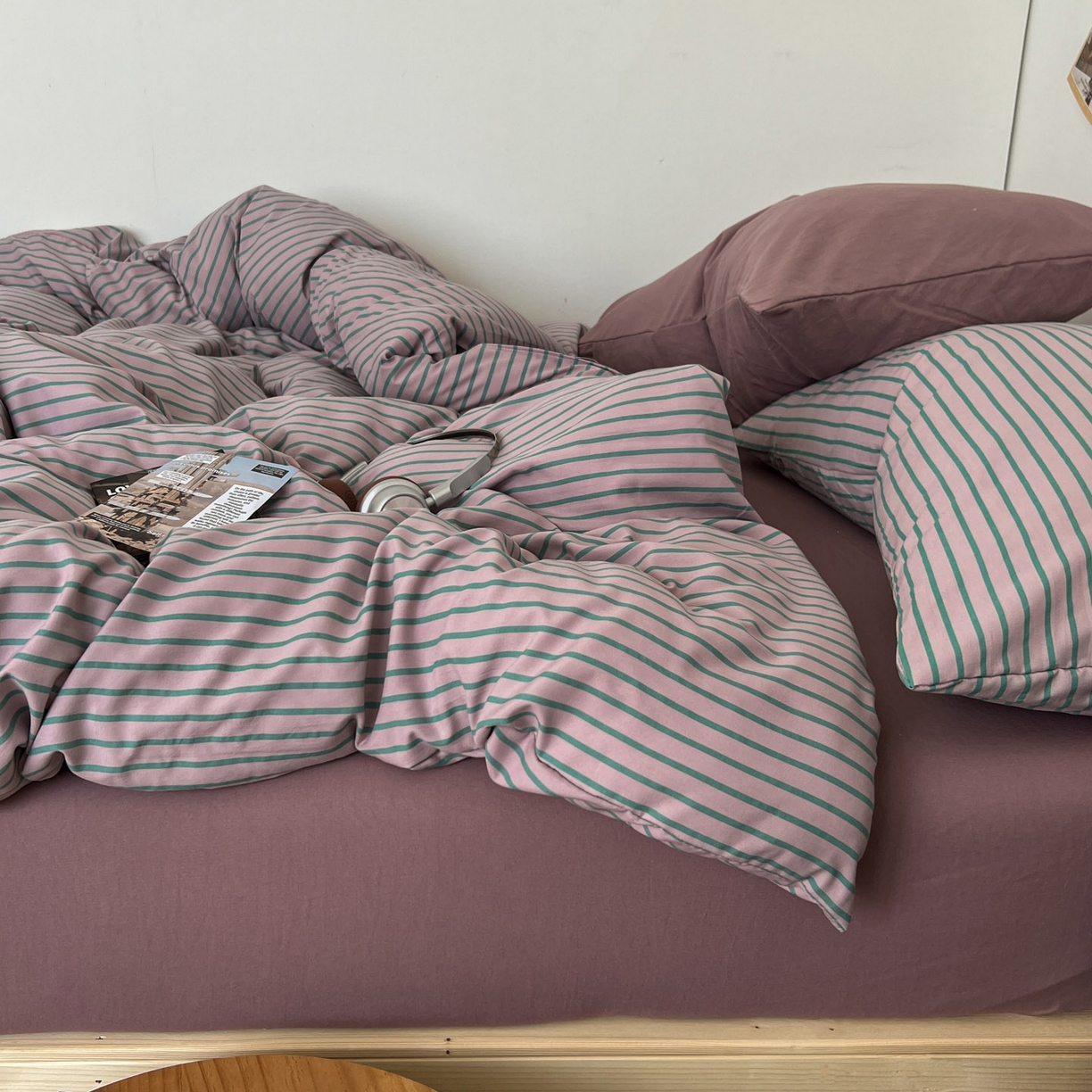 91家纺网 家纺一手货源 找家纺 暖芯优选 2025新款韩式无印风水洗棉拼色学生三件套床单床笠款四件套 条纹香芋紫+深紫