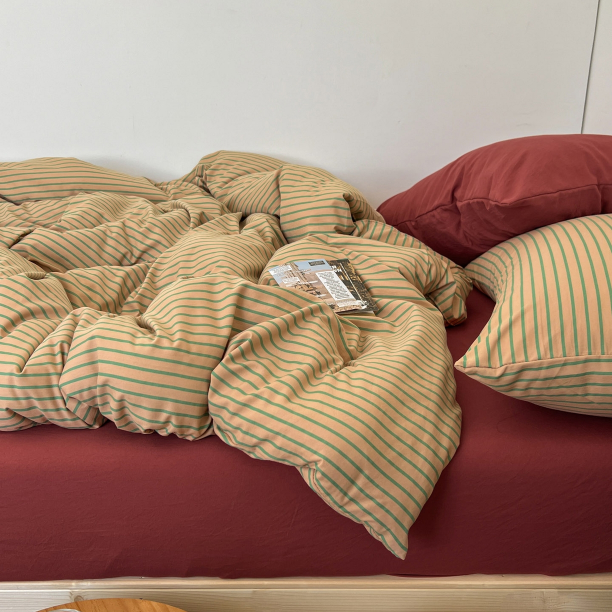 91家纺网 家纺一手货源 找家纺 暖芯优选 2025新款韩式无印风水洗棉拼色学生三件套床单床笠款四件套 条纹卡其+深红