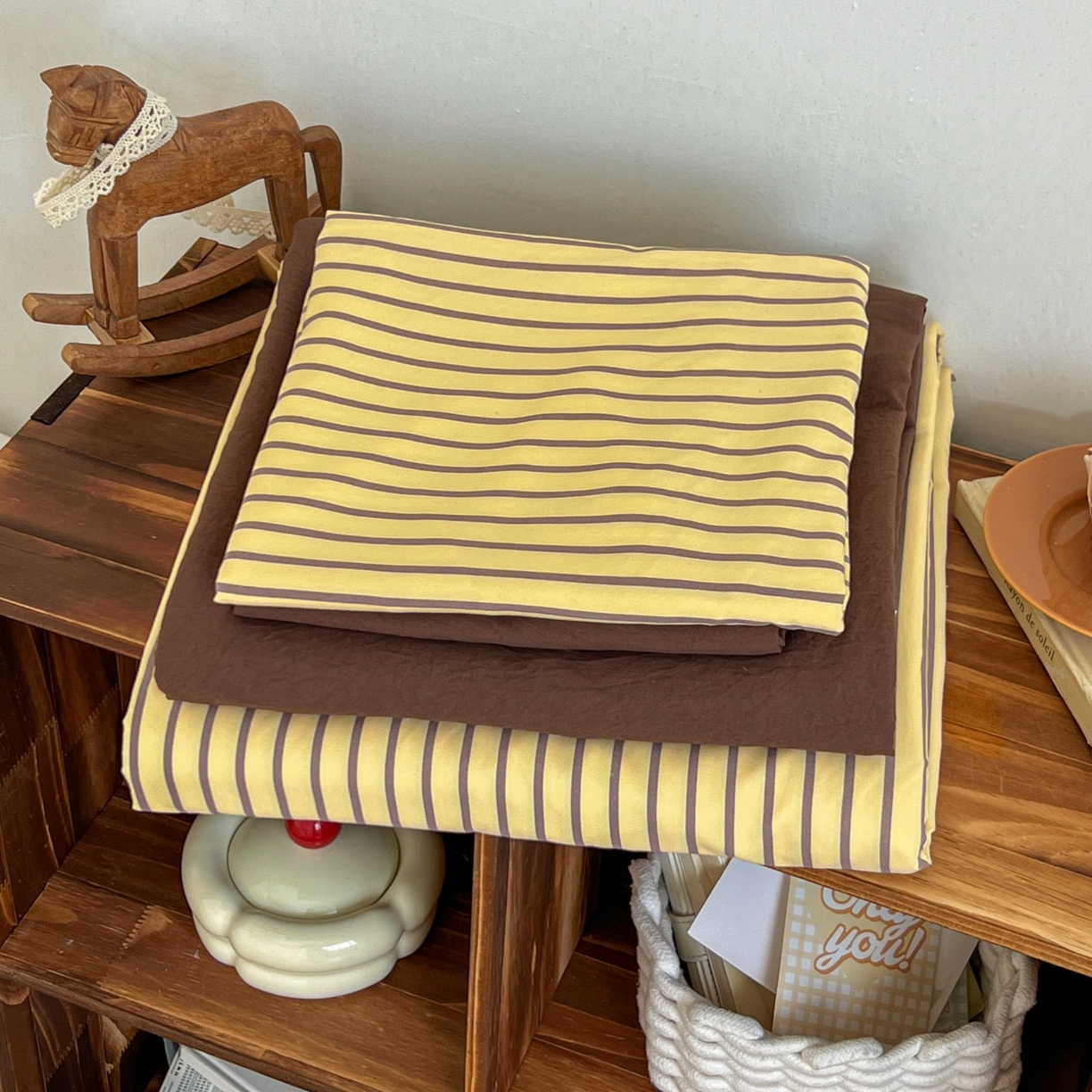 91家纺网 家纺一手货源 找家纺 暖芯优选 2025新款韩式无印风水洗棉拼色学生三件套床单床笠款四件套 条纹柠檬黄+咖啡