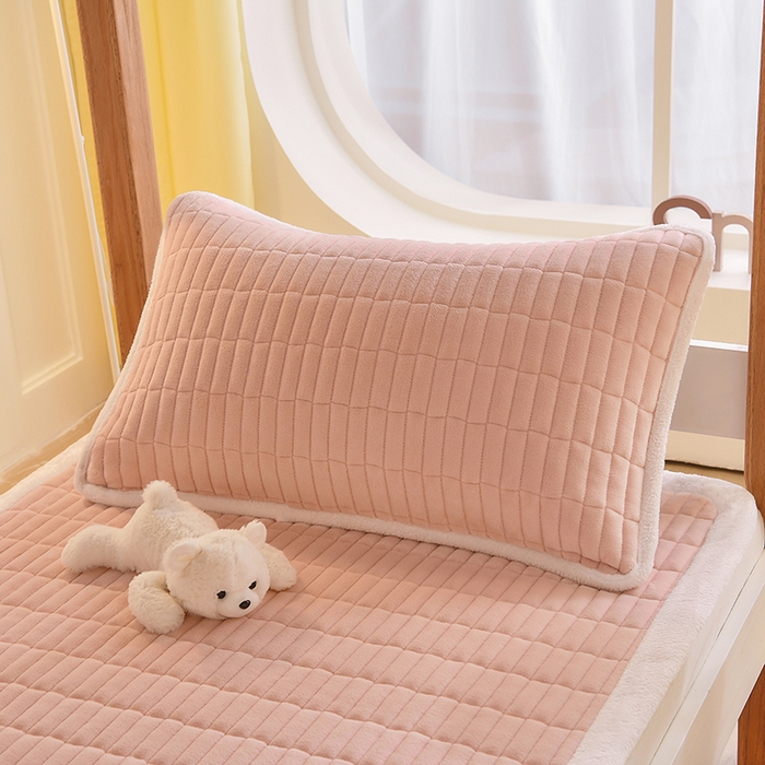 91家纺网 家纺一手货源 找家纺 悠米悠家 2025新款学生款兔毛绒刺绣夹棉上下铺床褥 小狗-粉色