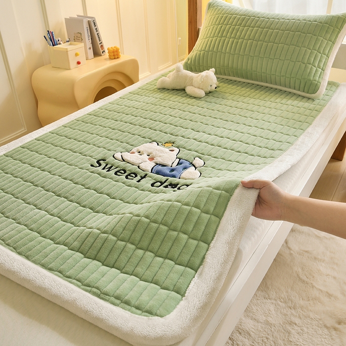 91家纺网 家纺一手货源 找家纺 悠米悠家 2025新款学生款兔毛绒刺绣夹棉上下铺床褥 小狗-绿色