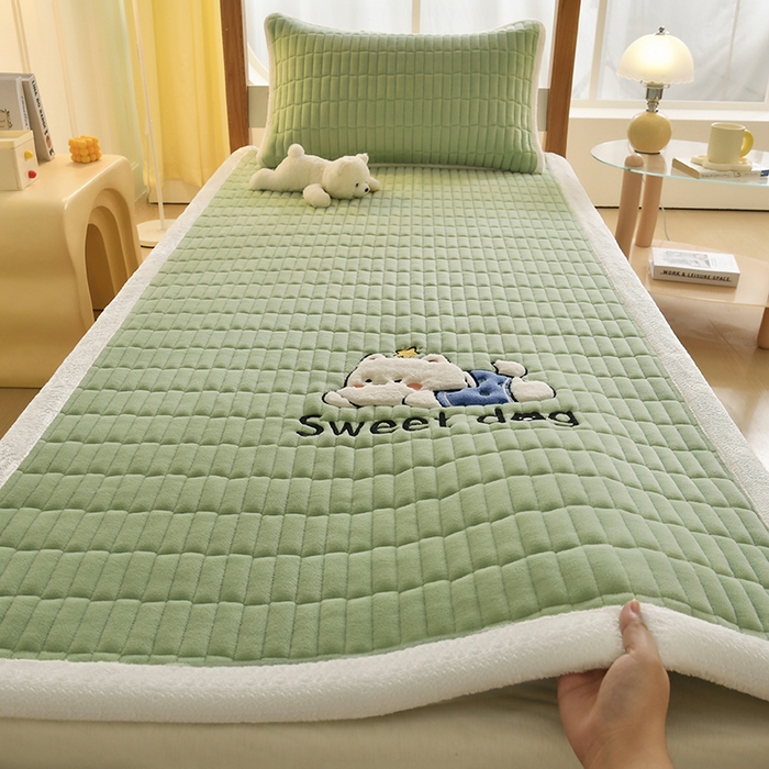 91家纺网 家纺一手货源 找家纺 悠米悠家 2025新款学生款兔毛绒刺绣夹棉上下铺床褥 小狗-绿色