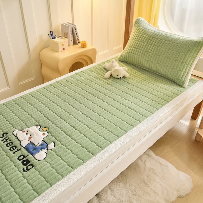 91家纺网 家纺一手货源 找家纺 悠米悠家 2025新款学生款兔毛绒刺绣夹棉上下铺床褥 小狗-绿色