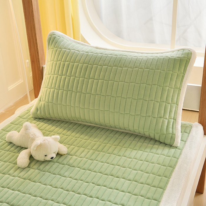 91家纺网 家纺一手货源 找家纺 悠米悠家 2025新款学生款兔毛绒刺绣夹棉上下铺床褥 小狗-绿色