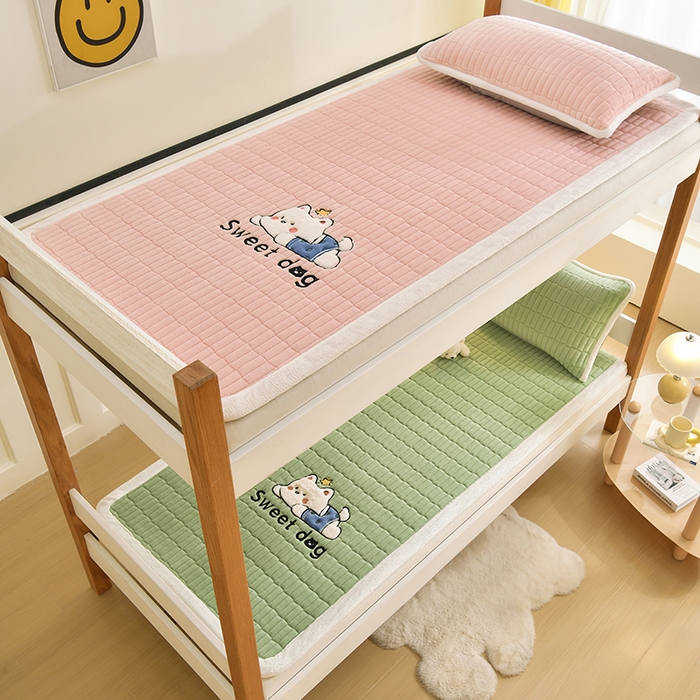 91家纺网 家纺一手货源 找家纺 悠米悠家 2025新款学生款兔毛绒刺绣夹棉上下铺床褥 小狗-绿色