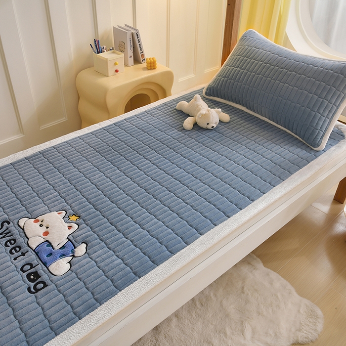 91家纺网 家纺一手货源 找家纺 悠米悠家 2025新款学生款兔毛绒刺绣夹棉上下铺床褥 小狗-蓝色