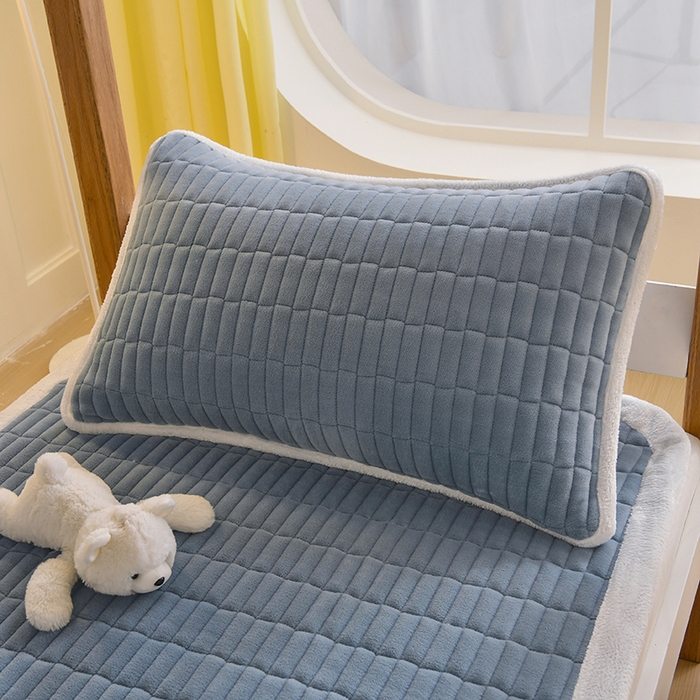 91家纺网 家纺一手货源 找家纺 悠米悠家 2025新款学生款兔毛绒刺绣夹棉上下铺床褥 小狗-蓝色