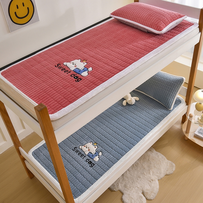 91家纺网 家纺一手货源 找家纺 悠米悠家 2025新款学生款兔毛绒刺绣夹棉上下铺床褥 小狗-蓝色