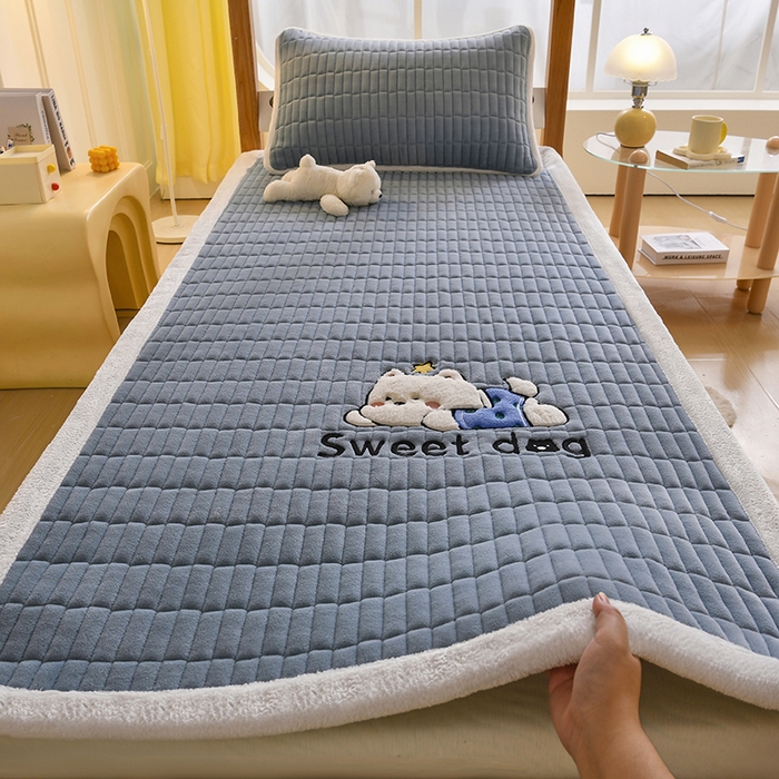 91家纺网 家纺一手货源 找家纺 悠米悠家 2025新款学生款兔毛绒刺绣夹棉上下铺床褥 小狗-蓝色