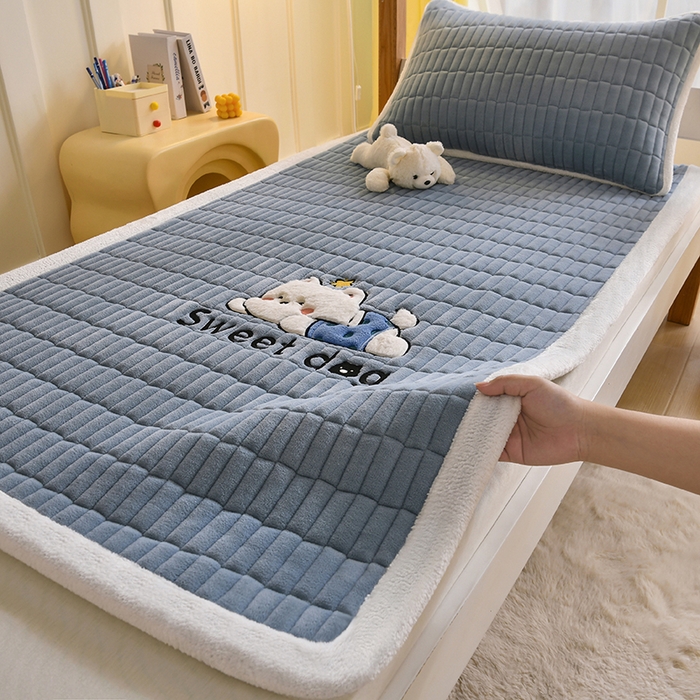 91家纺网 家纺一手货源 找家纺 悠米悠家 2025新款学生款兔毛绒刺绣夹棉上下铺床褥 小狗-蓝色