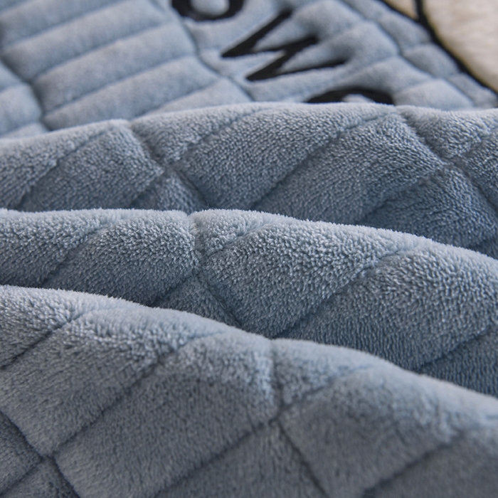 91家纺网 家纺一手货源 找家纺 悠米悠家 2025新款学生款兔毛绒刺绣夹棉上下铺床褥 小狗-蓝色