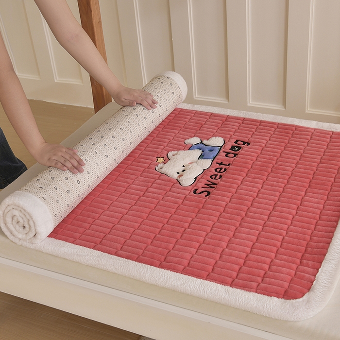 91家纺网 家纺一手货源 找家纺 悠米悠家 2025新款学生款兔毛绒刺绣夹棉上下铺床褥 小狗-红色