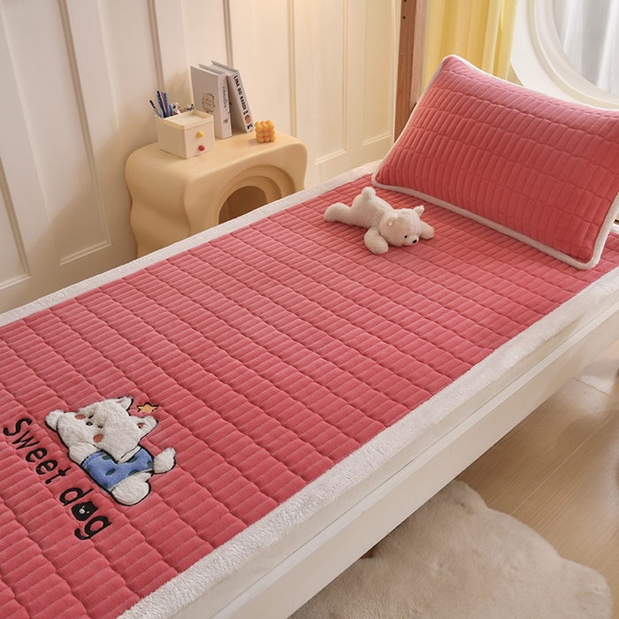 91家纺网 家纺一手货源 找家纺 悠米悠家 2025新款学生款兔毛绒刺绣夹棉上下铺床褥 小狗-红色