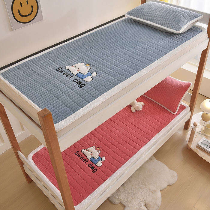 91家纺网 家纺一手货源 找家纺 悠米悠家 2025新款学生款兔毛绒刺绣夹棉上下铺床褥 小狗-红色