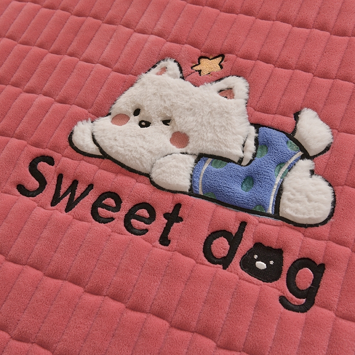 91家纺网 家纺一手货源 找家纺 悠米悠家 2025新款学生款兔毛绒刺绣夹棉上下铺床褥 小狗-红色