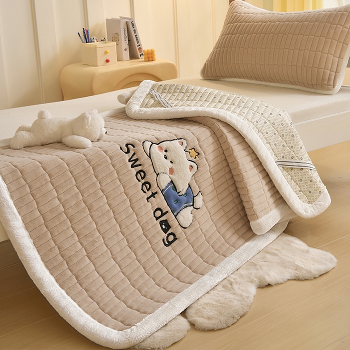 91家纺网 家纺一手货源 找家纺 悠米悠家 2025新款学生款兔毛绒刺绣夹棉上下铺床褥 小狗-卡其色