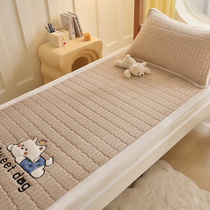 91家纺网 家纺一手货源 找家纺 悠米悠家 2025新款学生款兔毛绒刺绣夹棉上下铺床褥 小狗-卡其色