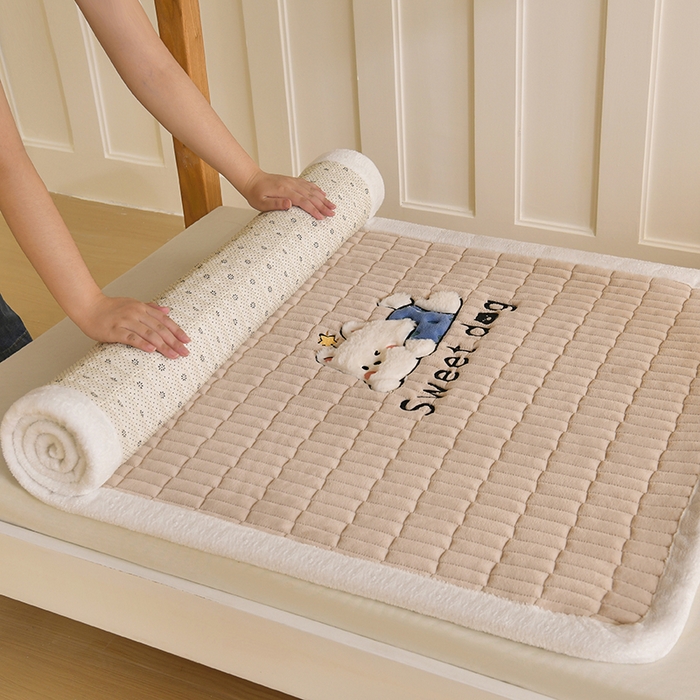 91家纺网 家纺一手货源 找家纺 悠米悠家 2025新款学生款兔毛绒刺绣夹棉上下铺床褥 小狗-卡其色