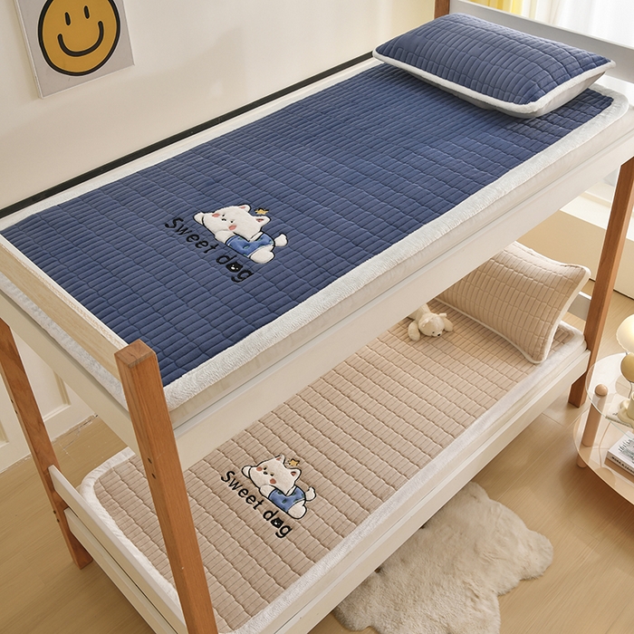 91家纺网 家纺一手货源 找家纺 悠米悠家 2025新款学生款兔毛绒刺绣夹棉上下铺床褥 小狗-卡其色