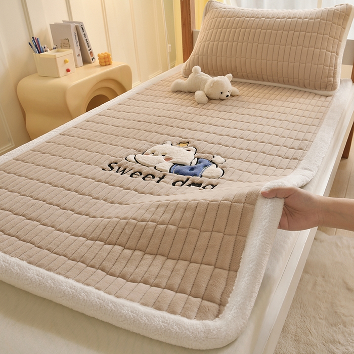 91家纺网 家纺一手货源 找家纺 悠米悠家 2025新款学生款兔毛绒刺绣夹棉上下铺床褥 小狗-卡其色