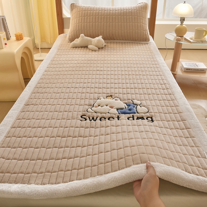 91家纺网 家纺一手货源 找家纺 悠米悠家 2025新款学生款兔毛绒刺绣夹棉上下铺床褥 小狗-卡其色