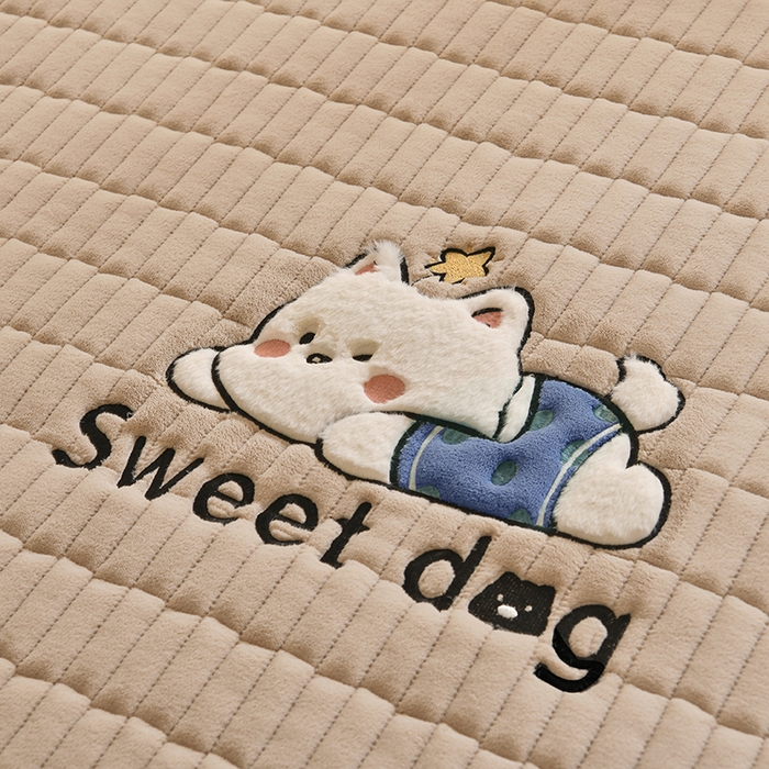 91家纺网 家纺一手货源 找家纺 悠米悠家 2025新款学生款兔毛绒刺绣夹棉上下铺床褥 小狗-卡其色