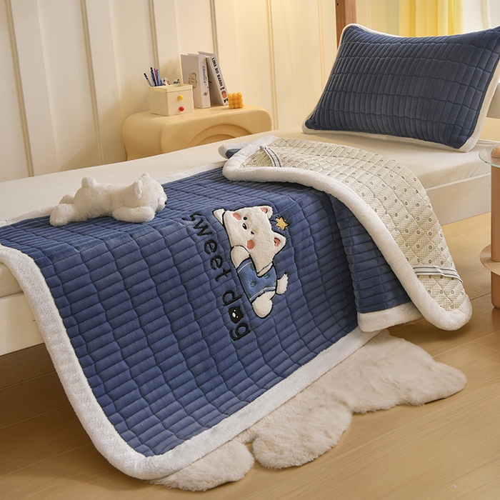 91家纺网 家纺一手货源 找家纺 悠米悠家 2025新款学生款兔毛绒刺绣夹棉上下铺床褥 小狗-深蓝