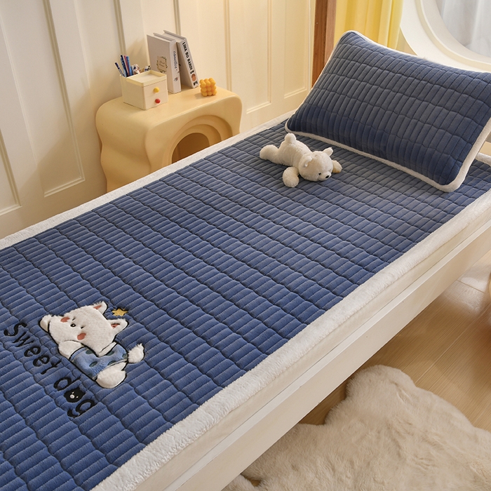 91家纺网 家纺一手货源 找家纺 悠米悠家 2025新款学生款兔毛绒刺绣夹棉上下铺床褥 小狗-深蓝