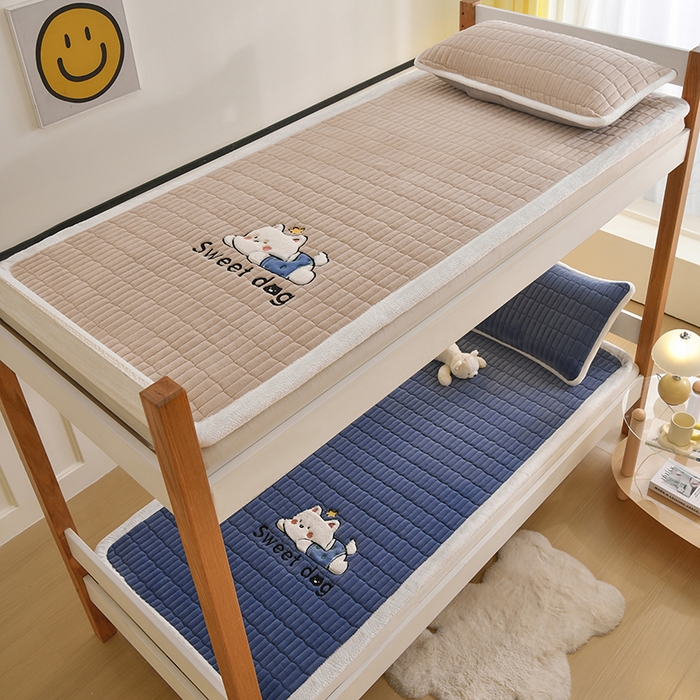 91家纺网 家纺一手货源 找家纺 悠米悠家 2025新款学生款兔毛绒刺绣夹棉上下铺床褥 小狗-深蓝